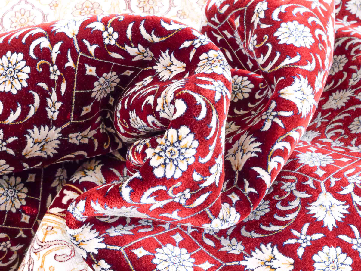 Ghom Maschinenteppich "Rakhsh" 180 x 120 cm, durchgemustert, aus pflanzlicher Seide (Viskose), Dunkelrot/Weiß. Teppichnummer: V71RD216H. Persian Luxury Collection by Khademi. Made in Iran / Persia – Vertrieb durch JUPITER Intl.