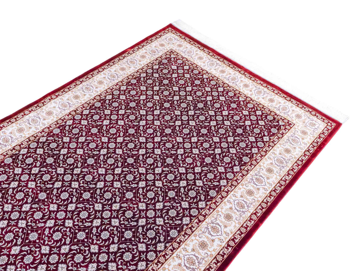 Ghom Maschinenteppich "Rakhsh" 180 x 120 cm, durchgemustert, aus pflanzlicher Seide (Viskose), Dunkelrot/Weiß. Teppichnummer: V71RD216H. Persian Luxury Collection by Khademi. Made in Iran / Persia – Vertrieb durch JUPITER Intl.