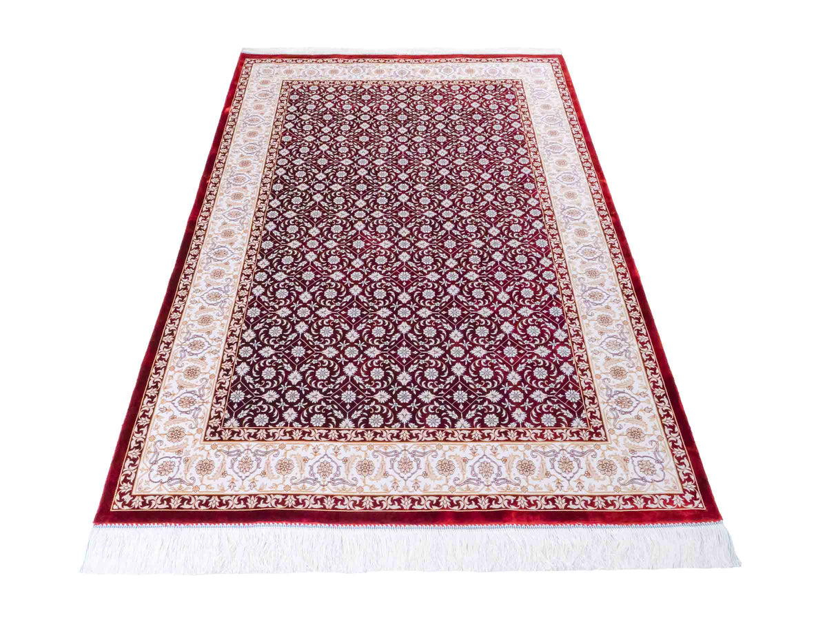 Ghom Maschinenteppich "Rakhsh" 180 x 120 cm, durchgemustert, aus pflanzlicher Seide (Viskose), Dunkelrot/Weiß. Teppichnummer: V71RD216H. Persian Luxury Collection by Khademi. Made in Iran / Persia – Vertrieb durch JUPITER Intl.