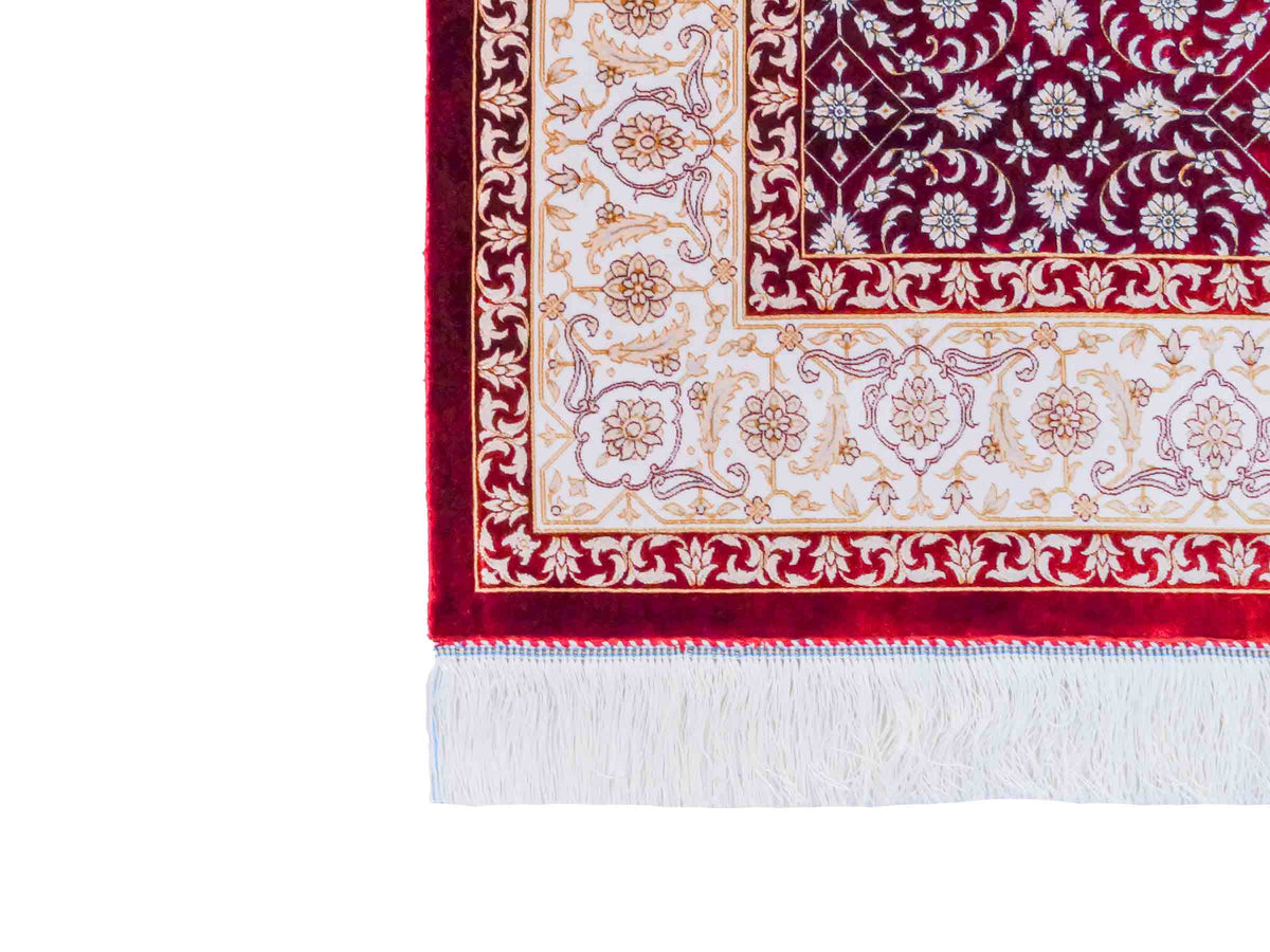 Ghom Maschinenteppich "Rakhsh" 180 x 120 cm, durchgemustert, aus pflanzlicher Seide (Viskose), Dunkelrot/Weiß. Teppichnummer: V71RD216H. Persian Luxury Collection by Khademi. Made in Iran / Persia – Vertrieb durch JUPITER Intl.