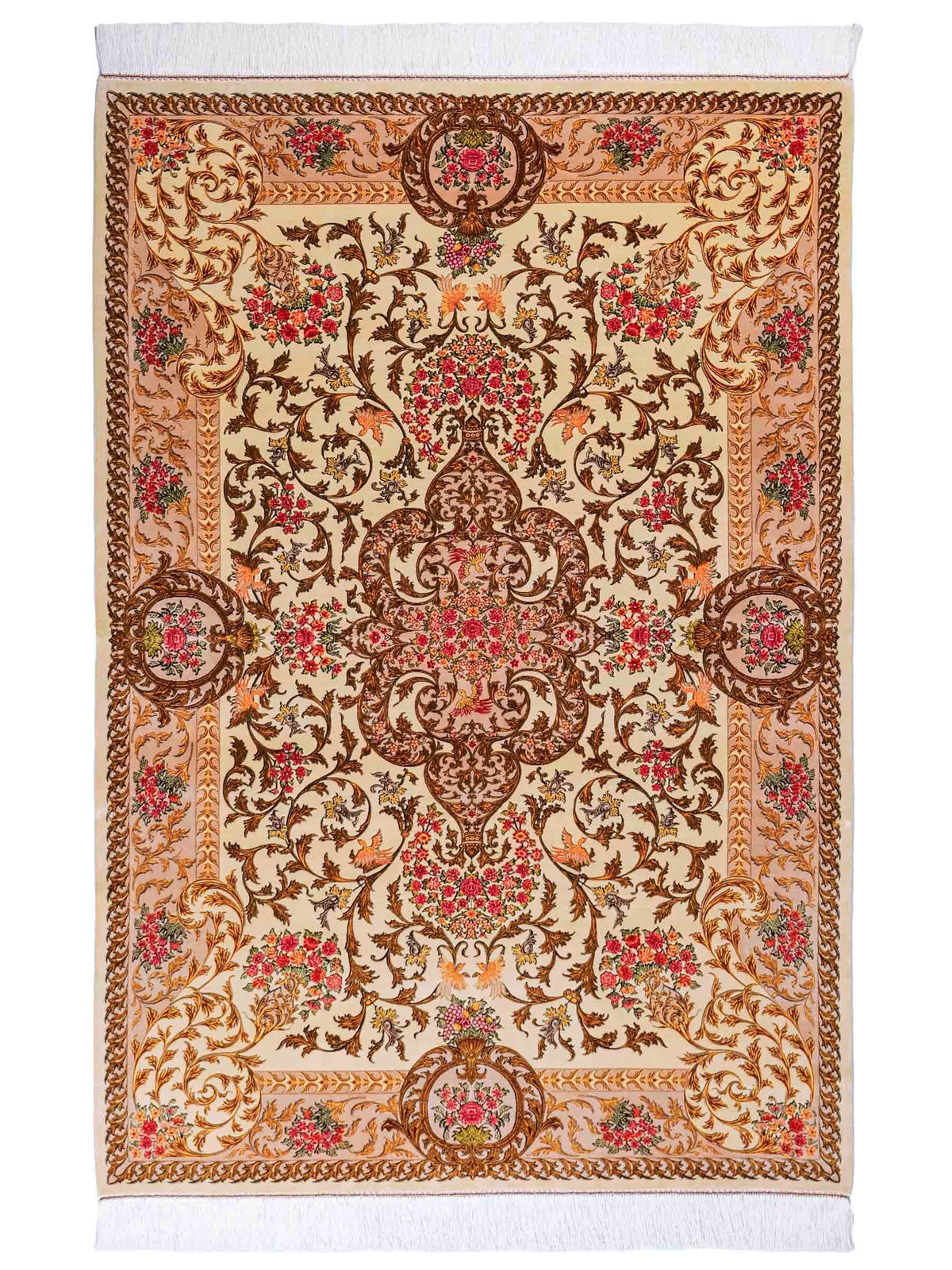 Ghom Maschinenteppich "Rostam" 180 x 120 cm, mit Medaillon, aus pflanzlicher Seide (Viskose), Beige-Gold. Teppichnummer: V73LB216H. Persian Luxury Collection by Khademi. Made in Iran / Persia – Vertrieb durch JUPITER Intl.