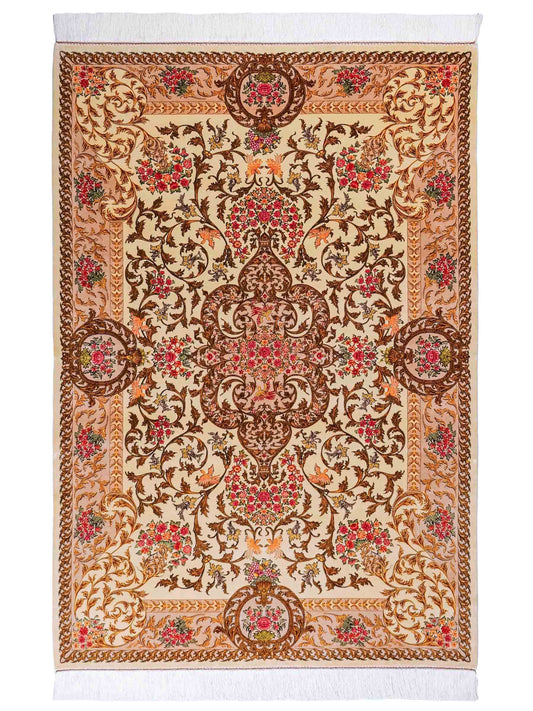 Ghom Maschinenteppich "Rostam" 180 x 120 cm, mit Medaillon, aus pflanzlicher Seide (Viskose), Beige-Gold. Teppichnummer: V73LB216H. Persian Luxury Collection by Khademi. Made in Iran / Persia – Vertrieb durch JUPITER Intl.