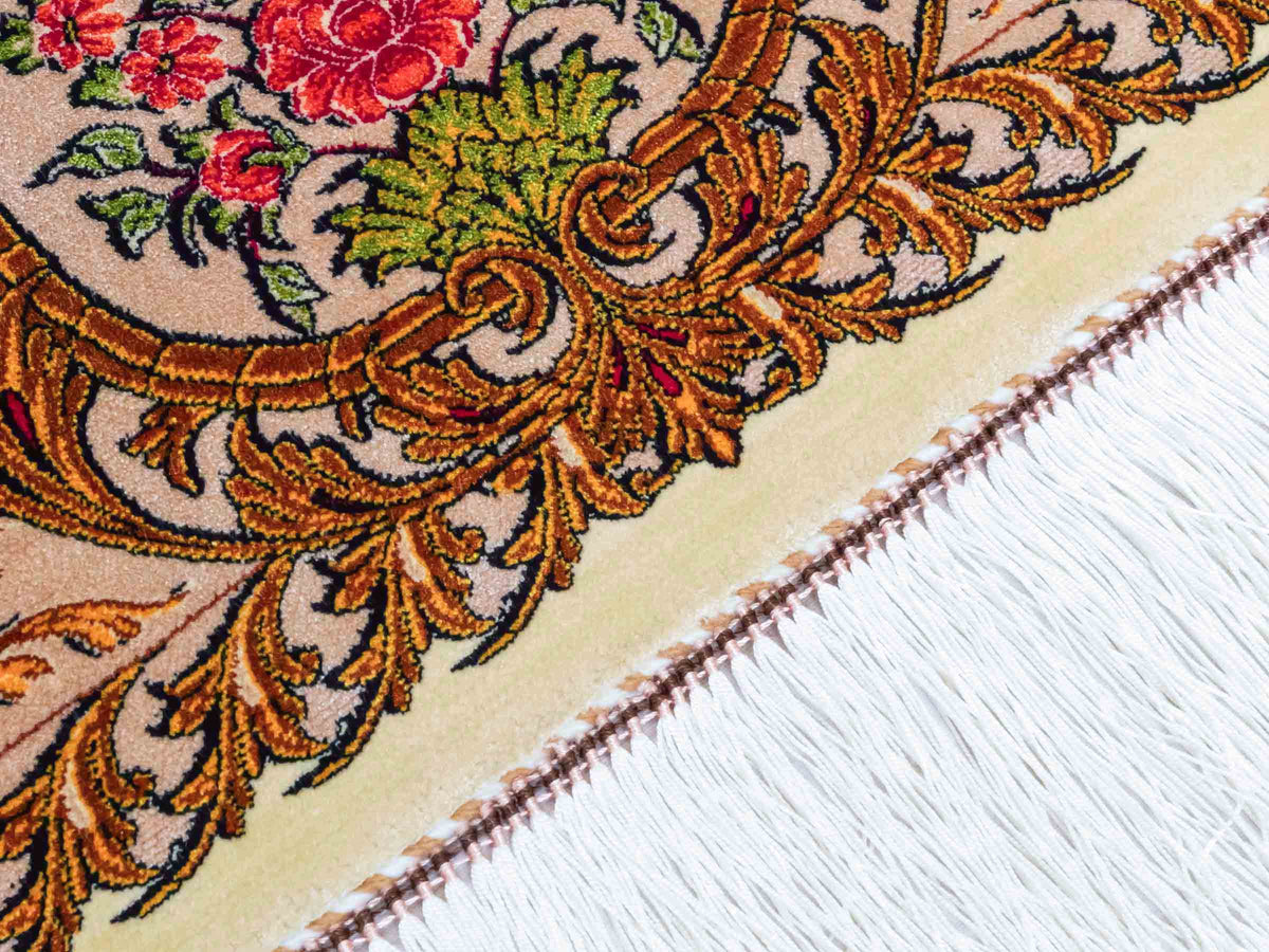 Ghom Maschinenteppich "Rostam" 180 x 120 cm, mit Medaillon, aus pflanzlicher Seide (Viskose), Beige-Gold. Teppichnummer: V73LB216H. Persian Luxury Collection by Khademi. Made in Iran / Persia – Vertrieb durch JUPITER Intl.