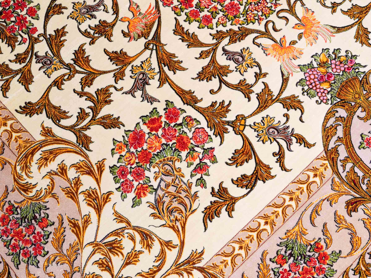 Ghom Maschinenteppich "Rostam" 180 x 120 cm, mit Medaillon, aus pflanzlicher Seide (Viskose), Beige-Gold. Teppichnummer: V73LB216H. Persian Luxury Collection by Khademi. Made in Iran / Persia – Vertrieb durch JUPITER Intl.