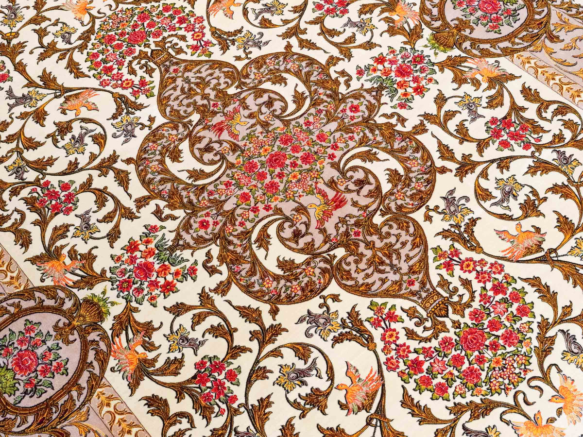 Ghom Maschinenteppich "Rostam" 180 x 120 cm, mit Medaillon, aus pflanzlicher Seide (Viskose), Beige-Gold. Teppichnummer: V73LB216H. Persian Luxury Collection by Khademi. Made in Iran / Persia – Vertrieb durch JUPITER Intl.