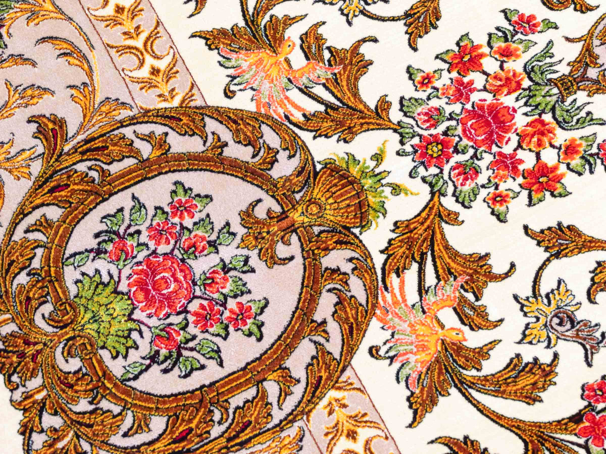 Ghom Maschinenteppich "Rostam" 180 x 120 cm, mit Medaillon, aus pflanzlicher Seide (Viskose), Beige-Gold. Teppichnummer: V73LB216H. Persian Luxury Collection by Khademi. Made in Iran / Persia – Vertrieb durch JUPITER Intl.