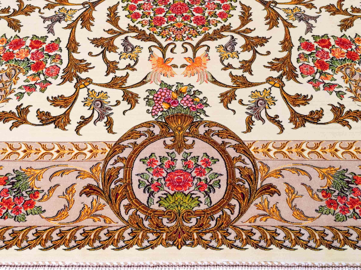 Ghom Maschinenteppich "Rostam" 180 x 120 cm, mit Medaillon, aus pflanzlicher Seide (Viskose), Beige-Gold. Teppichnummer: V73LB216H. Persian Luxury Collection by Khademi. Made in Iran / Persia – Vertrieb durch JUPITER Intl.