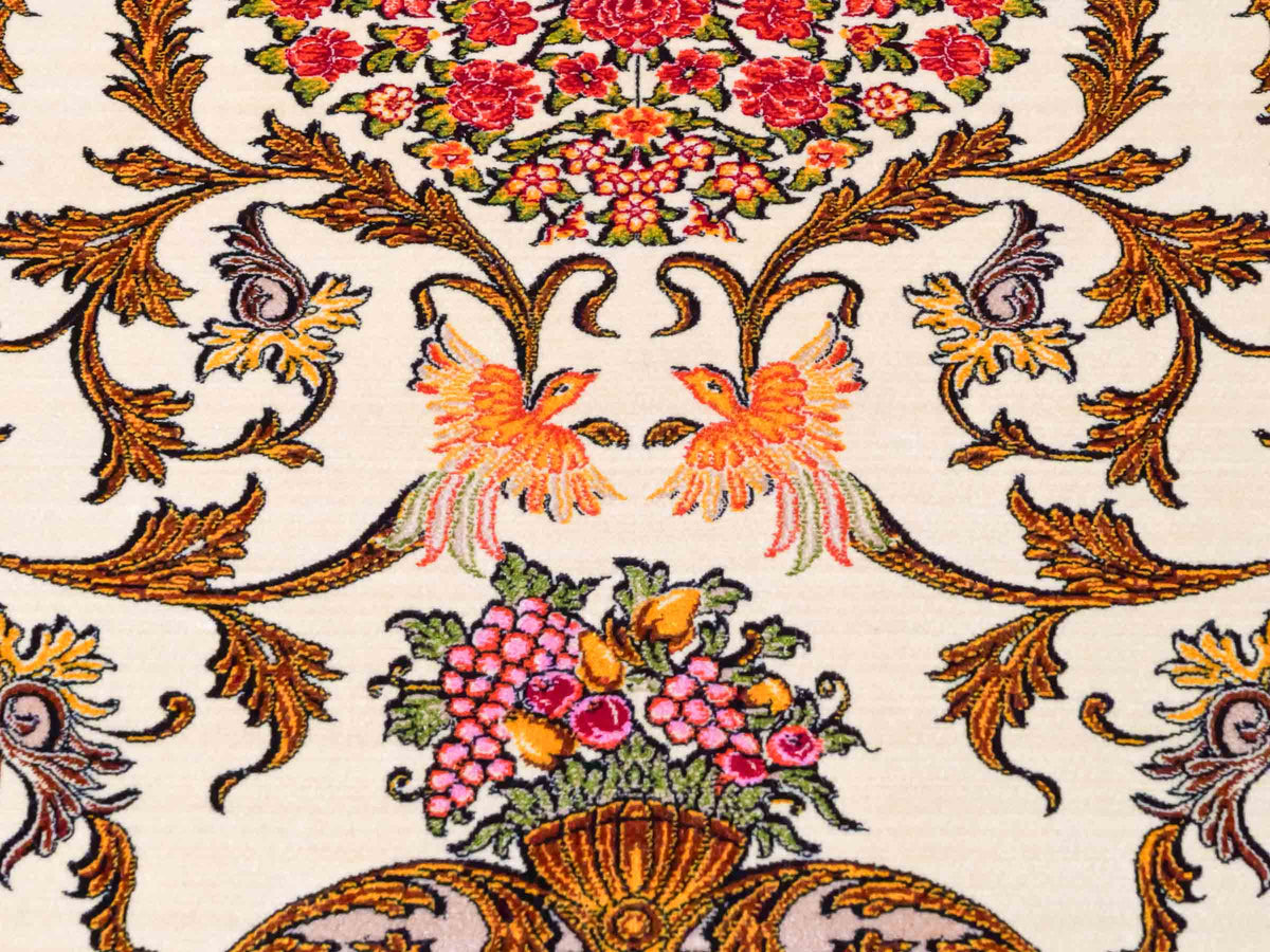 Ghom Maschinenteppich "Rostam" 180 x 120 cm, mit Medaillon, aus pflanzlicher Seide (Viskose), Beige-Gold. Teppichnummer: V73LB216H. Persian Luxury Collection by Khademi. Made in Iran / Persia – Vertrieb durch JUPITER Intl.