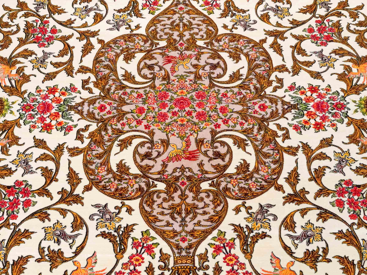 Ghom Maschinenteppich "Rostam" 180 x 120 cm, mit Medaillon, aus pflanzlicher Seide (Viskose), Beige-Gold. Teppichnummer: V73LB216H. Persian Luxury Collection by Khademi. Made in Iran / Persia – Vertrieb durch JUPITER Intl.