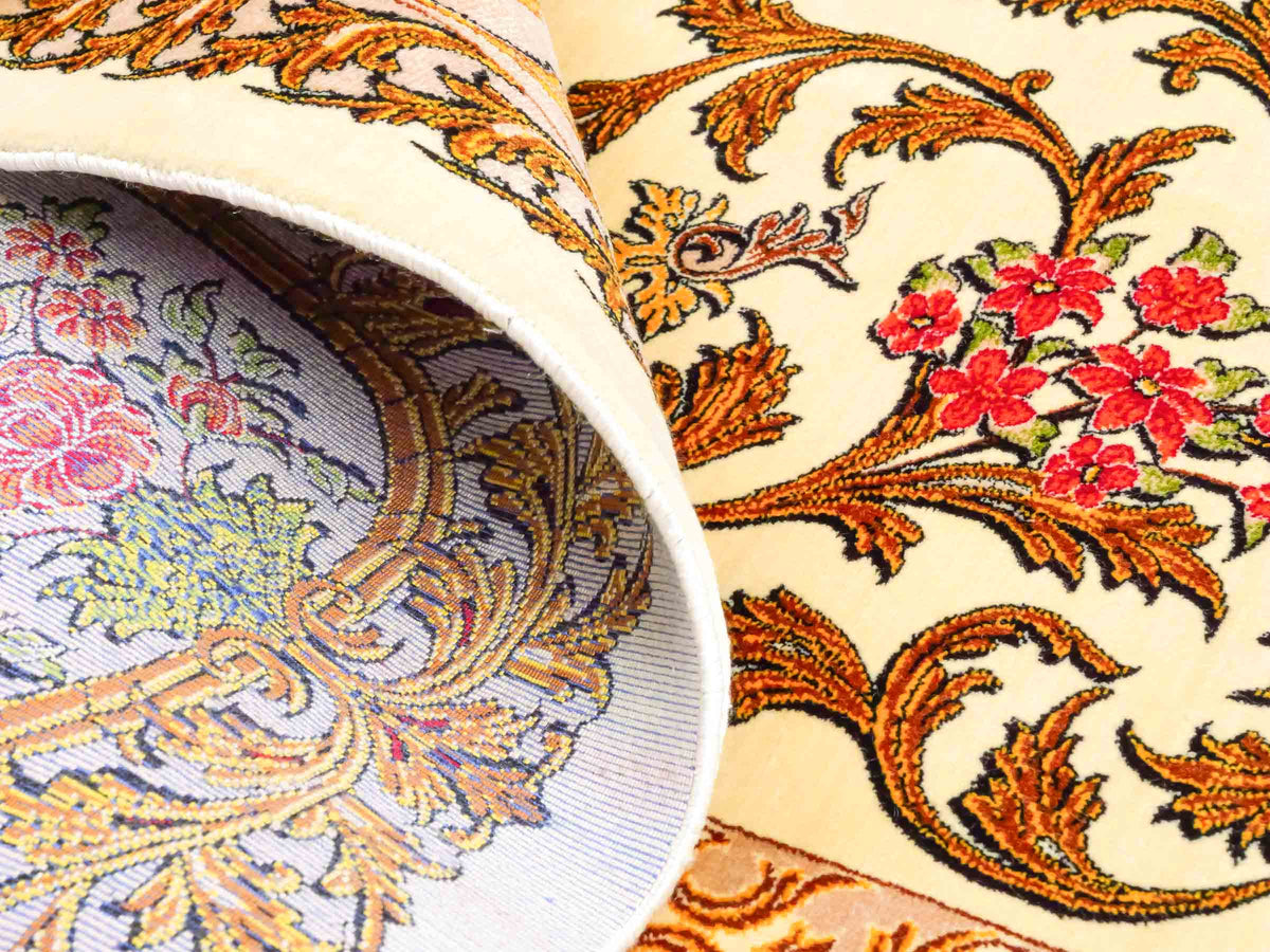 Ghom Maschinenteppich "Rostam" 180 x 120 cm, mit Medaillon, aus pflanzlicher Seide (Viskose), Beige-Gold. Teppichnummer: V73LB216H. Persian Luxury Collection by Khademi. Made in Iran / Persia – Vertrieb durch JUPITER Intl.