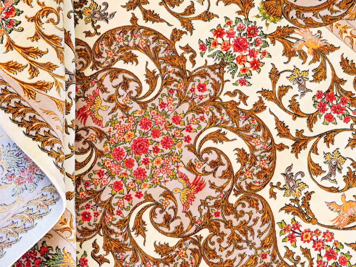 Ghom Maschinenteppich "Rostam" 180 x 120 cm, mit Medaillon, aus pflanzlicher Seide (Viskose), Beige-Gold. Teppichnummer: V73LB216H. Persian Luxury Collection by Khademi. Made in Iran / Persia – Vertrieb durch JUPITER Intl.