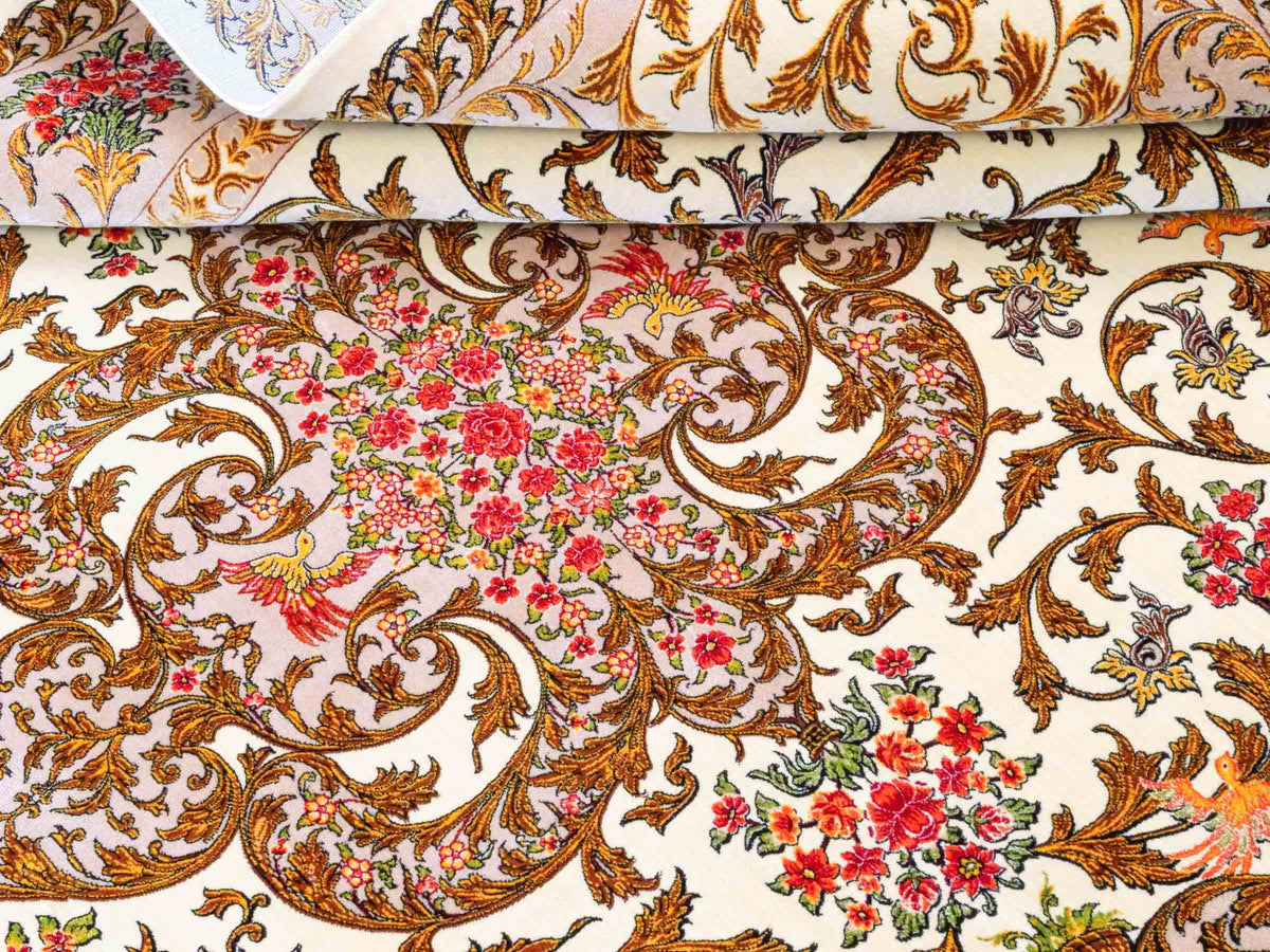 Ghom Maschinenteppich "Rostam" 180 x 120 cm, mit Medaillon, aus pflanzlicher Seide (Viskose), Beige-Gold. Teppichnummer: V73LB216H. Persian Luxury Collection by Khademi. Made in Iran / Persia – Vertrieb durch JUPITER Intl.