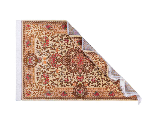 Ghom Maschinenteppich "Rostam" 180 x 120 cm, mit Medaillon, aus pflanzlicher Seide (Viskose), Beige-Gold. Teppichnummer: V73LB216H. Persian Luxury Collection by Khademi. Made in Iran / Persia – Vertrieb durch JUPITER Intl.