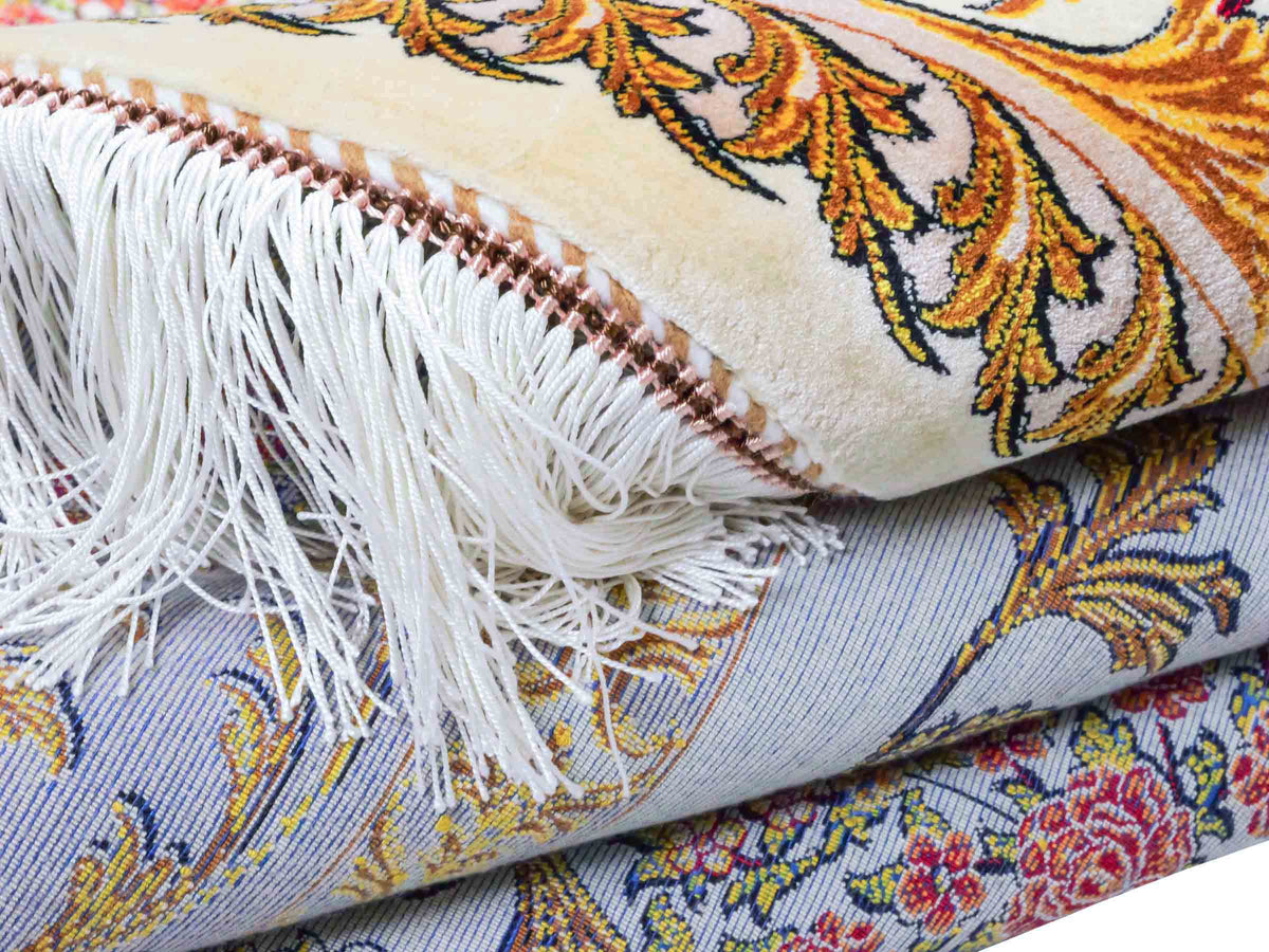 Ghom Maschinenteppich "Rostam" 180 x 120 cm, mit Medaillon, aus pflanzlicher Seide (Viskose), Beige-Gold. Teppichnummer: V73LB216H. Persian Luxury Collection by Khademi. Made in Iran / Persia – Vertrieb durch JUPITER Intl.