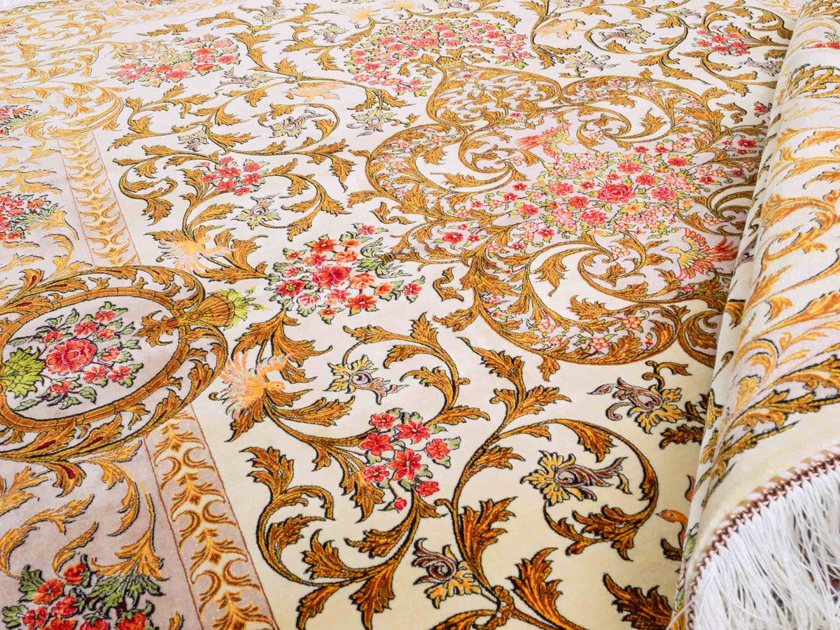 Ghom Maschinenteppich "Rostam" 180 x 120 cm, mit Medaillon, aus pflanzlicher Seide (Viskose), Beige-Gold. Teppichnummer: V73LB216H. Persian Luxury Collection by Khademi. Made in Iran / Persia – Vertrieb durch JUPITER Intl.