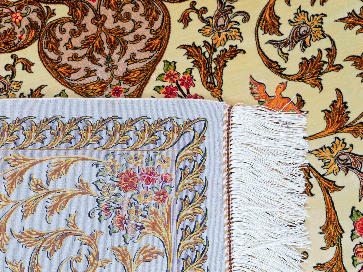 Ghom Maschinenteppich "Rostam" 180 x 120 cm, mit Medaillon, aus pflanzlicher Seide (Viskose), Beige-Gold. Teppichnummer: V73LB216H. Persian Luxury Collection by Khademi. Made in Iran / Persia – Vertrieb durch JUPITER Intl.