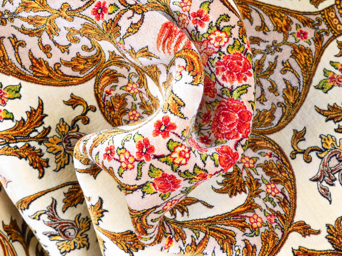Ghom Maschinenteppich "Rostam" 180 x 120 cm, mit Medaillon, aus pflanzlicher Seide (Viskose), Beige-Gold. Teppichnummer: V73LB216H. Persian Luxury Collection by Khademi. Made in Iran / Persia – Vertrieb durch JUPITER Intl.