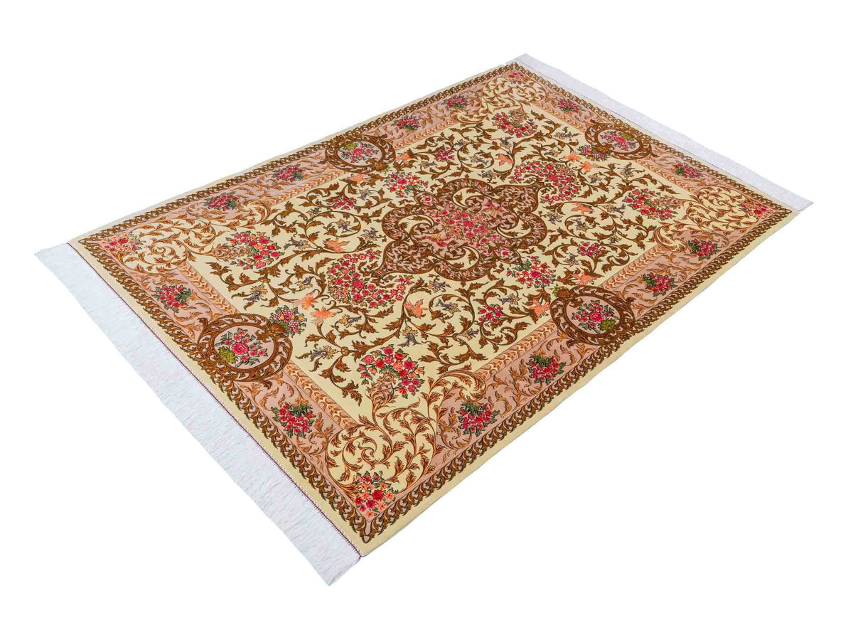 Ghom Maschinenteppich "Rostam" 180 x 120 cm, mit Medaillon, aus pflanzlicher Seide (Viskose), Beige-Gold. Teppichnummer: V73LB216H. Persian Luxury Collection by Khademi. Made in Iran / Persia – Vertrieb durch JUPITER Intl.