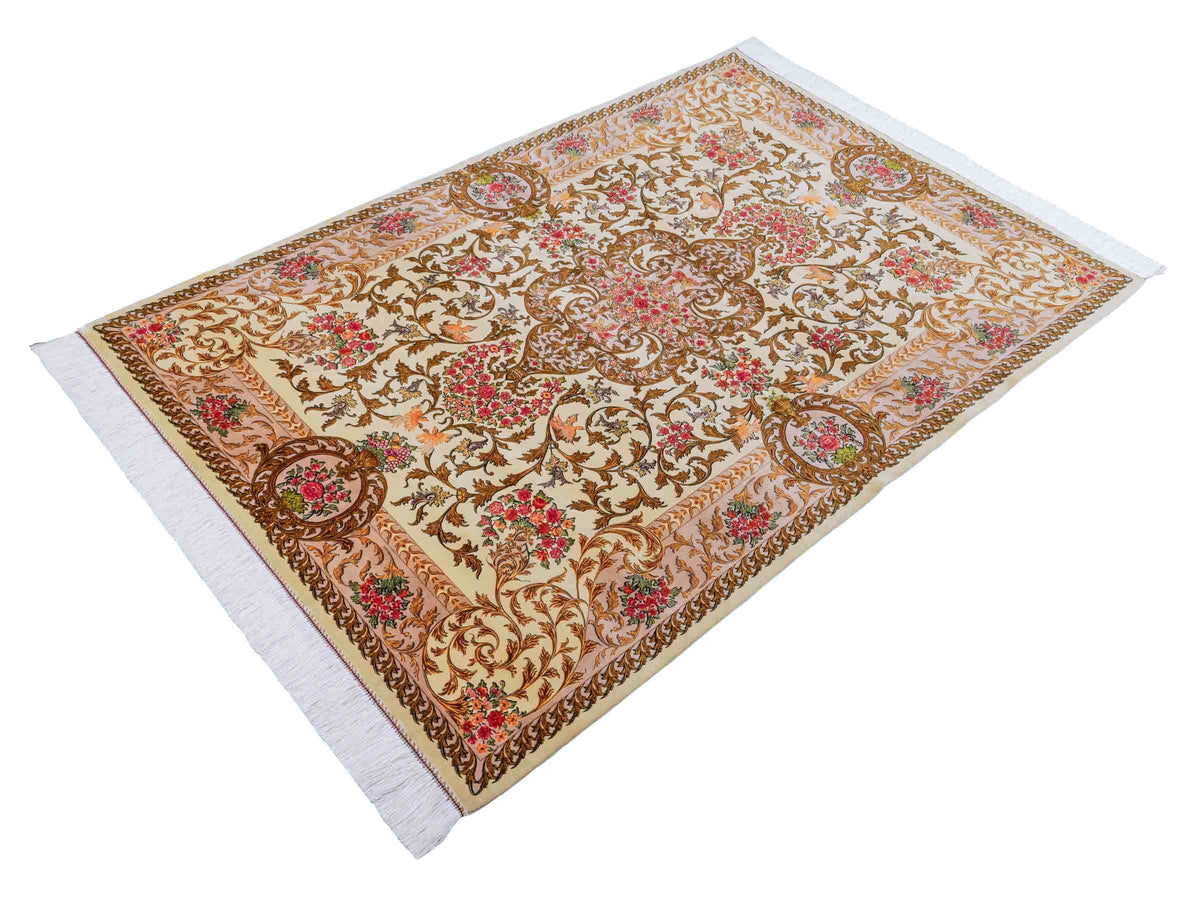 Ghom Maschinenteppich "Rostam" 180 x 120 cm, mit Medaillon, aus pflanzlicher Seide (Viskose), Beige-Gold. Teppichnummer: V73LB216H. Persian Luxury Collection by Khademi. Made in Iran / Persia – Vertrieb durch JUPITER Intl.