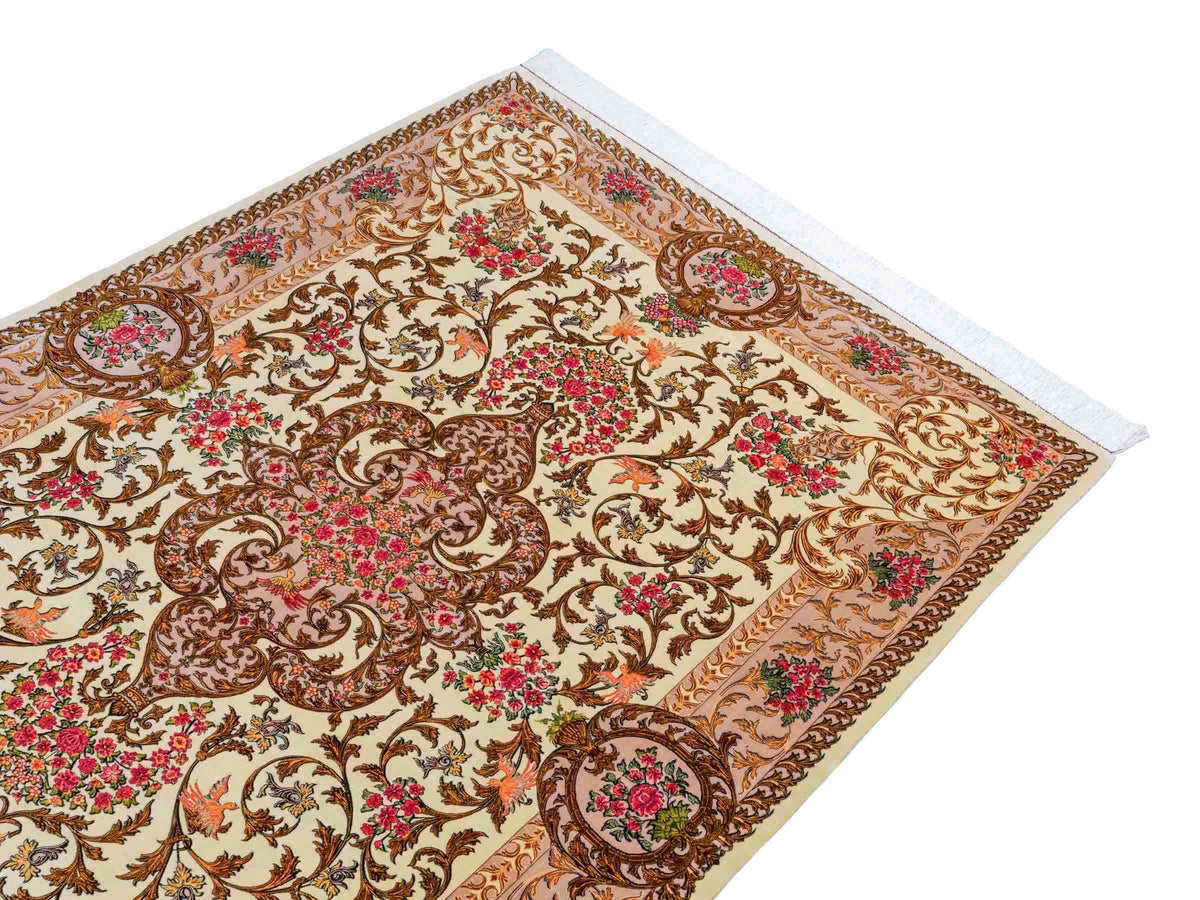 Ghom Maschinenteppich "Rostam" 180 x 120 cm, mit Medaillon, aus pflanzlicher Seide (Viskose), Beige-Gold. Teppichnummer: V73LB216H. Persian Luxury Collection by Khademi. Made in Iran / Persia – Vertrieb durch JUPITER Intl.