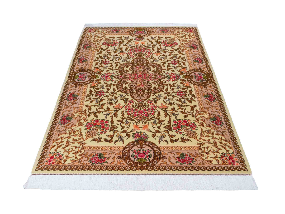 Ghom Maschinenteppich "Rostam" 180 x 120 cm, mit Medaillon, aus pflanzlicher Seide (Viskose), Beige-Gold. Teppichnummer: V73LB216H. Persian Luxury Collection by Khademi. Made in Iran / Persia – Vertrieb durch JUPITER Intl.