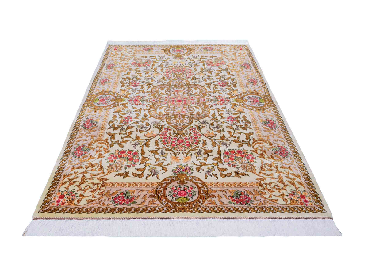 Ghom Maschinenteppich "Rostam" 180 x 120 cm, mit Medaillon, aus pflanzlicher Seide (Viskose), Beige-Gold. Teppichnummer: V73LB216H. Persian Luxury Collection by Khademi. Made in Iran / Persia – Vertrieb durch JUPITER Intl.