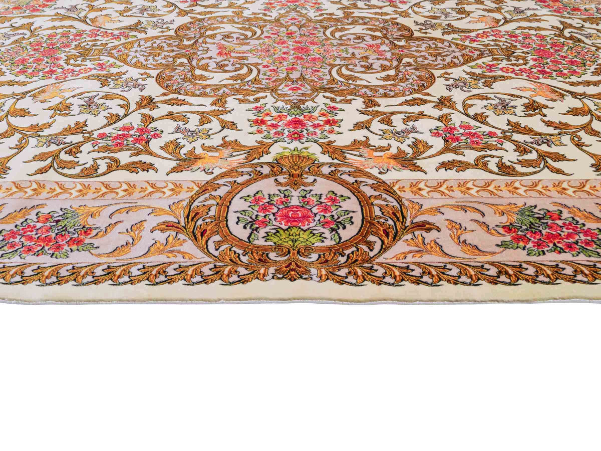 Ghom Maschinenteppich "Rostam" 180 x 120 cm, mit Medaillon, aus pflanzlicher Seide (Viskose), Beige-Gold. Teppichnummer: V73LB216H. Persian Luxury Collection by Khademi. Made in Iran / Persia – Vertrieb durch JUPITER Intl.