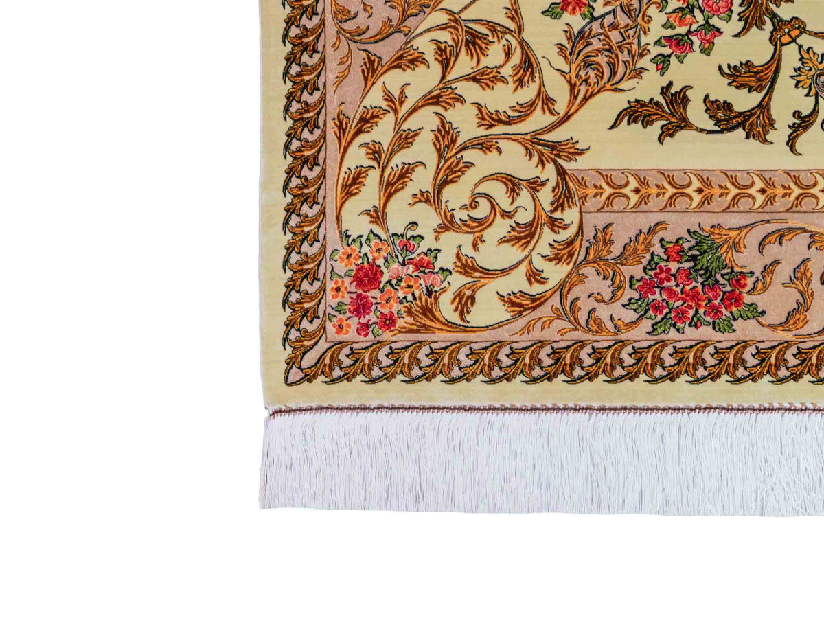 Ghom Maschinenteppich "Rostam" 180 x 120 cm, mit Medaillon, aus pflanzlicher Seide (Viskose), Beige-Gold. Teppichnummer: V73LB216H. Persian Luxury Collection by Khademi. Made in Iran / Persia – Vertrieb durch JUPITER Intl.
