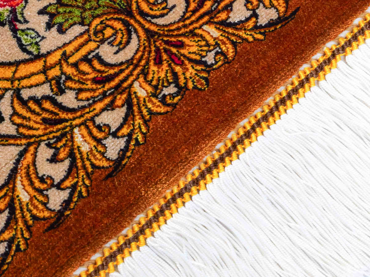 Ghom Maschinenteppich "Rostam" 180 x 120 cm, mit Medaillon, aus pflanzlicher Seide (Viskose), Braun-Gold. Teppichnummer: V73BG216H. Persian Luxury Collection by Khademi. Made in Iran / Persia – Vertrieb durch JUPITER Intl.