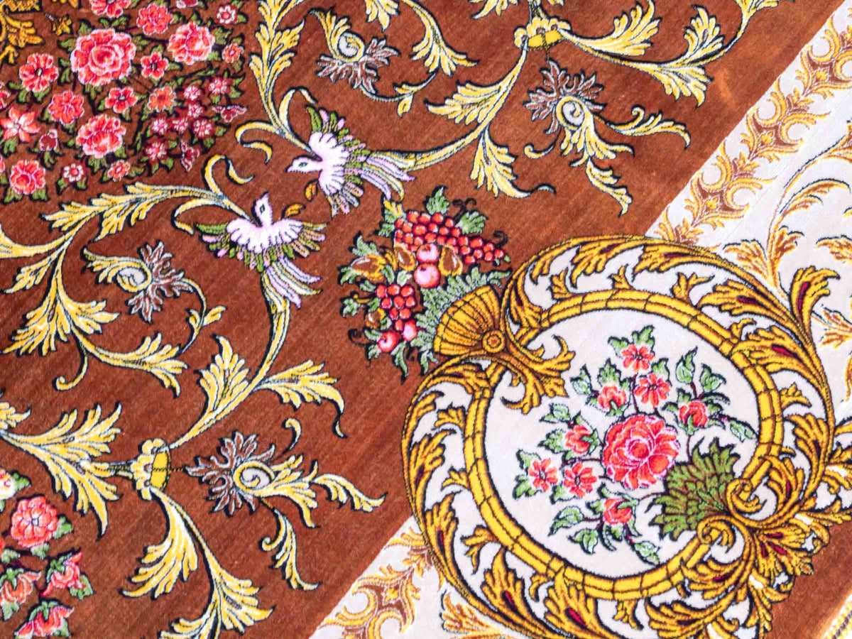 Ghom Maschinenteppich "Rostam" 180 x 120 cm, mit Medaillon, aus pflanzlicher Seide (Viskose), Braun-Gold. Teppichnummer: V73BG216H. Persian Luxury Collection by Khademi. Made in Iran / Persia – Vertrieb durch JUPITER Intl.