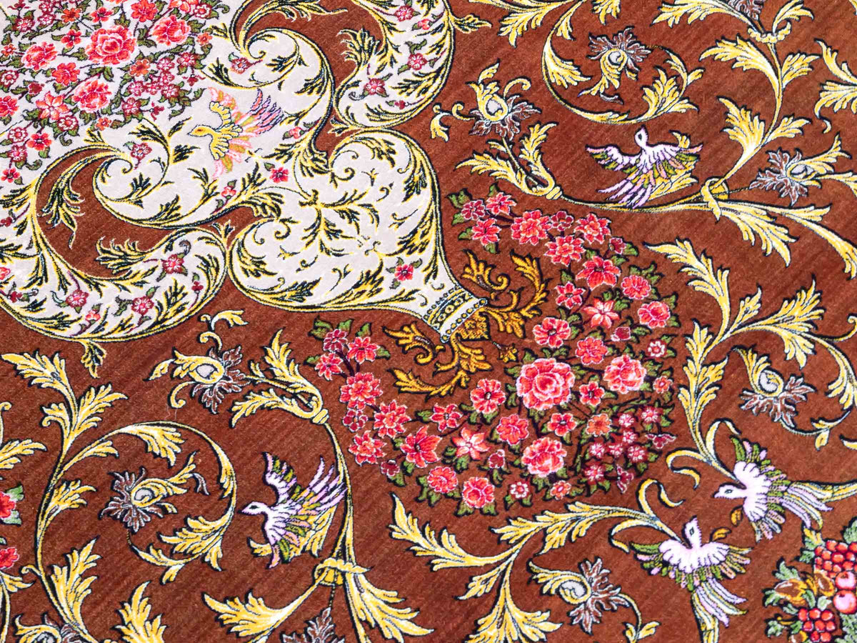 Ghom Maschinenteppich "Rostam" 180 x 120 cm, mit Medaillon, aus pflanzlicher Seide (Viskose), Braun-Gold. Teppichnummer: V73BG216H. Persian Luxury Collection by Khademi. Made in Iran / Persia – Vertrieb durch JUPITER Intl.