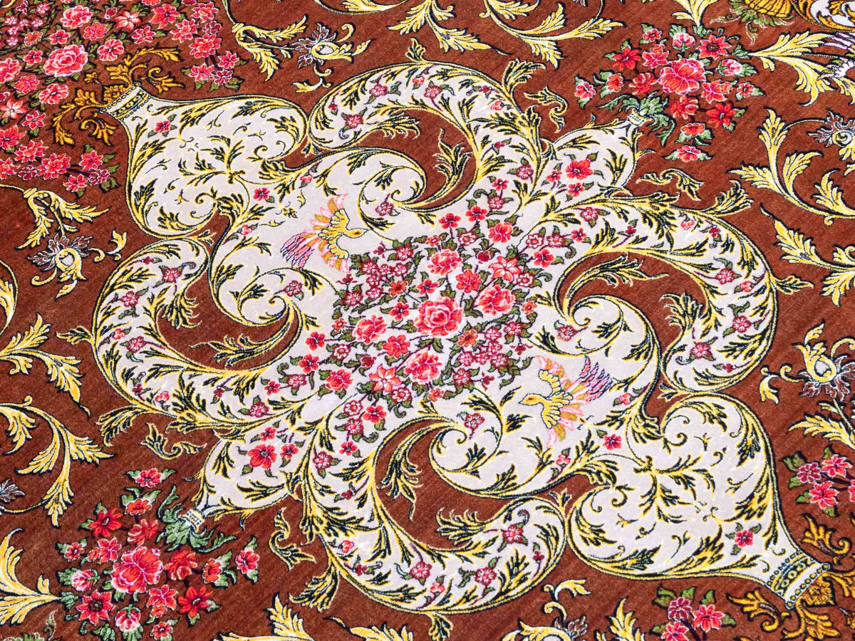 Ghom Maschinenteppich "Rostam" 180 x 120 cm, mit Medaillon, aus pflanzlicher Seide (Viskose), Braun-Gold. Teppichnummer: V73BG216H. Persian Luxury Collection by Khademi. Made in Iran / Persia – Vertrieb durch JUPITER Intl.