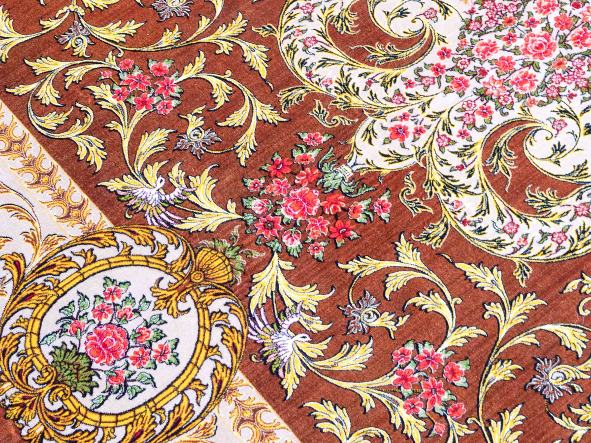 Ghom Maschinenteppich "Rostam" 180 x 120 cm, mit Medaillon, aus pflanzlicher Seide (Viskose), Braun-Gold. Teppichnummer: V73BG216H. Persian Luxury Collection by Khademi. Made in Iran / Persia – Vertrieb durch JUPITER Intl.