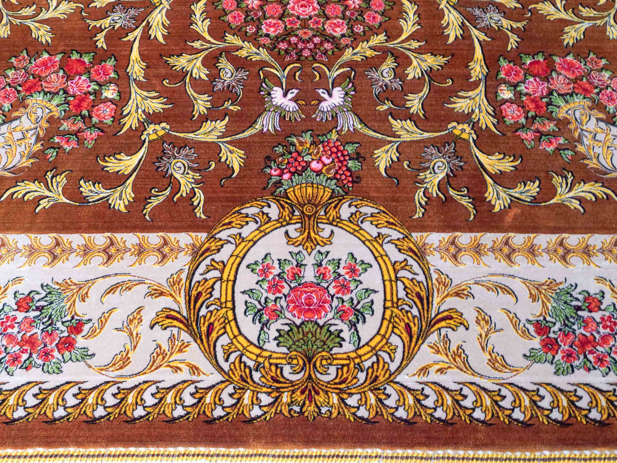 Ghom Maschinenteppich "Rostam" 180 x 120 cm, mit Medaillon, aus pflanzlicher Seide (Viskose), Braun-Gold. Teppichnummer: V73BG216H. Persian Luxury Collection by Khademi. Made in Iran / Persia – Vertrieb durch JUPITER Intl.