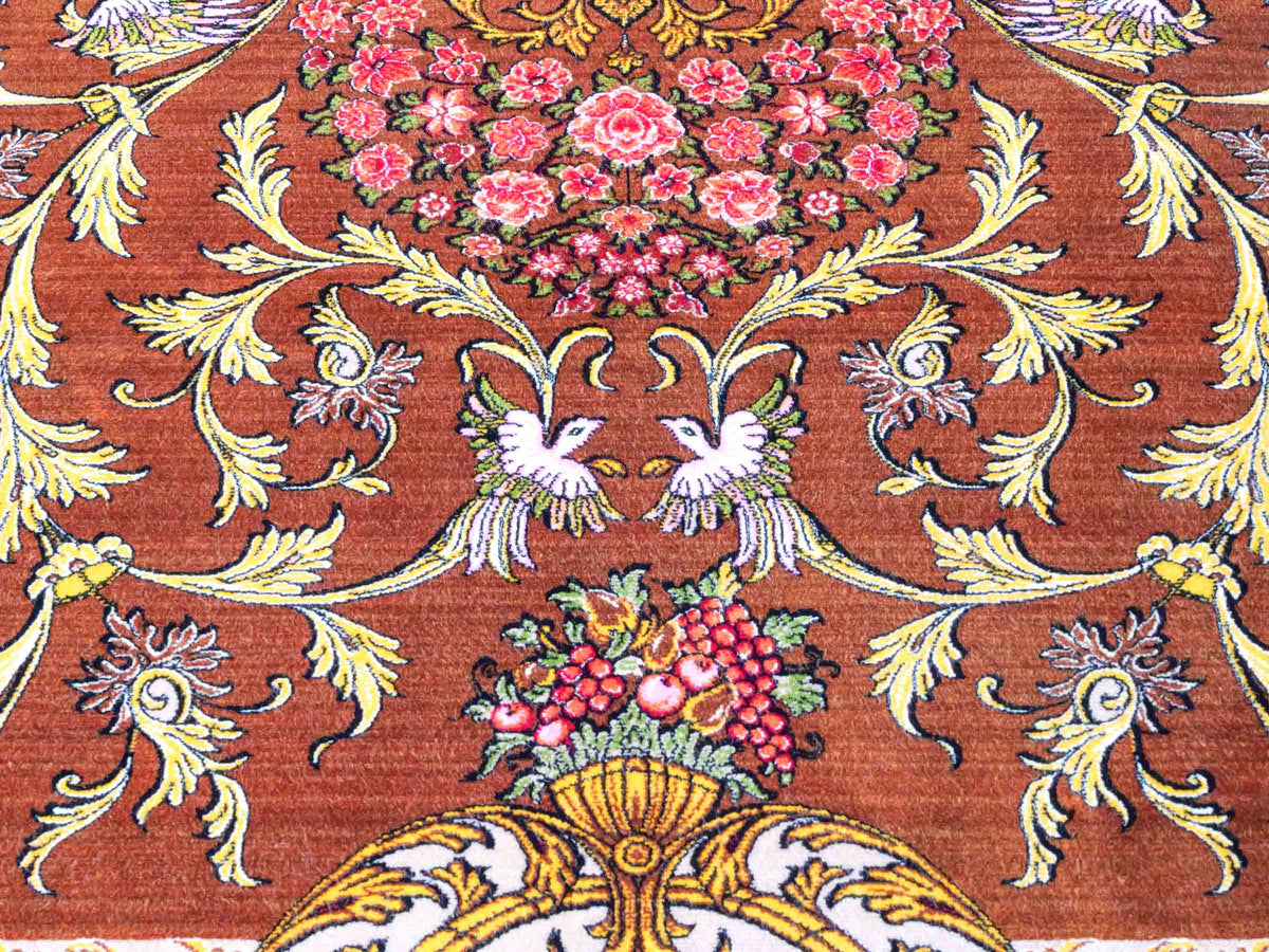 Ghom Maschinenteppich "Rostam" 180 x 120 cm, mit Medaillon, aus pflanzlicher Seide (Viskose), Braun-Gold. Teppichnummer: V73BG216H. Persian Luxury Collection by Khademi. Made in Iran / Persia – Vertrieb durch JUPITER Intl.