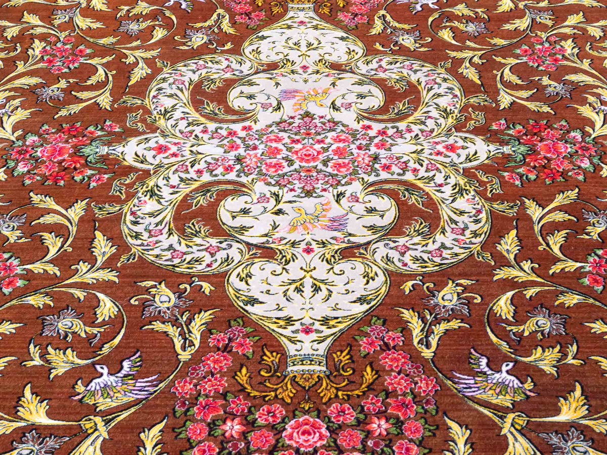 Ghom Maschinenteppich "Rostam" 180 x 120 cm, mit Medaillon, aus pflanzlicher Seide (Viskose), Braun-Gold. Teppichnummer: V73BG216H. Persian Luxury Collection by Khademi. Made in Iran / Persia – Vertrieb durch JUPITER Intl.