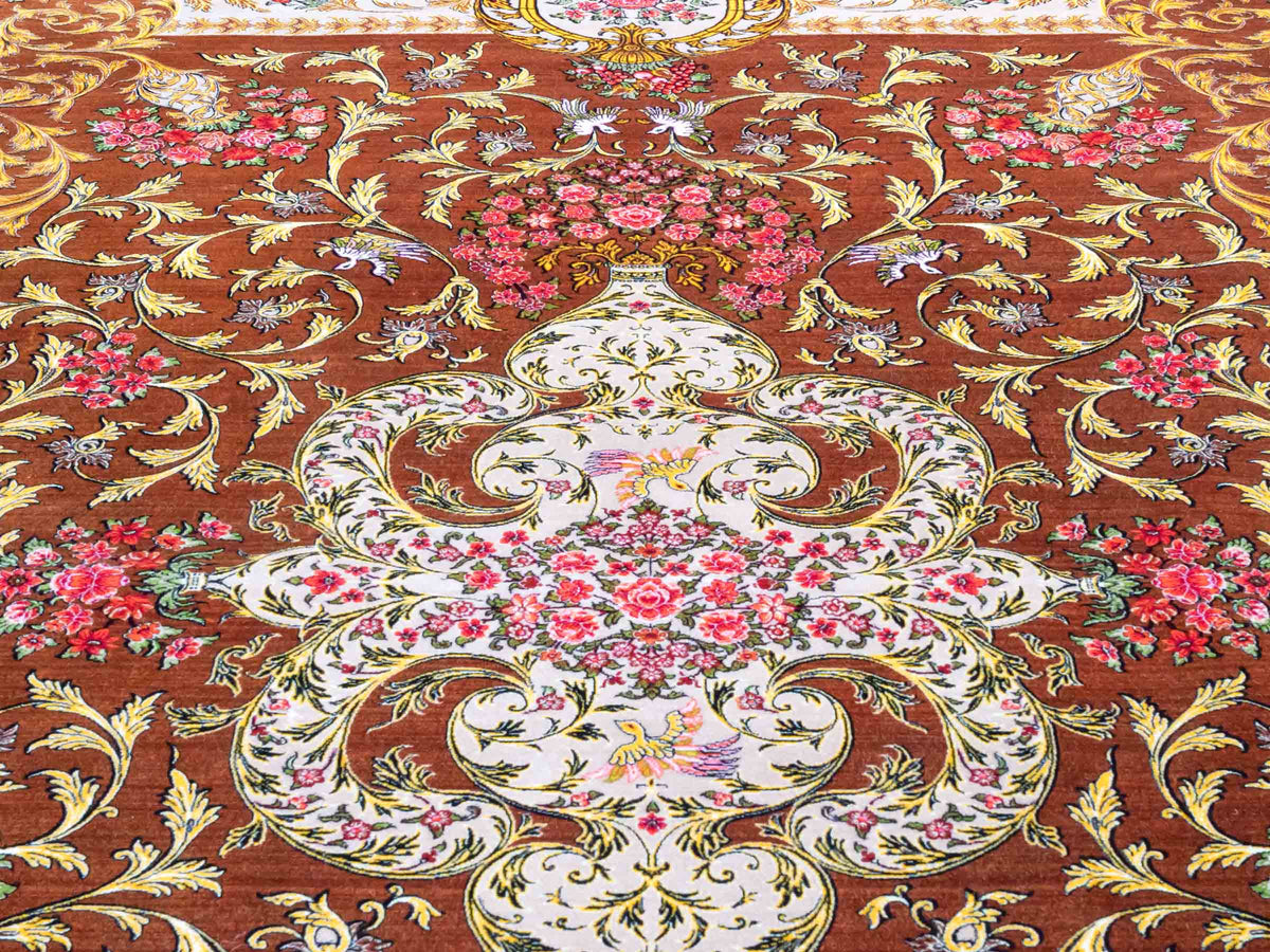 Ghom Maschinenteppich "Rostam" 180 x 120 cm, mit Medaillon, aus pflanzlicher Seide (Viskose), Braun-Gold. Teppichnummer: V73BG216H. Persian Luxury Collection by Khademi. Made in Iran / Persia – Vertrieb durch JUPITER Intl.