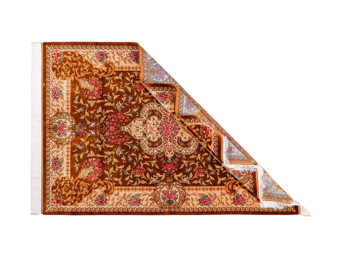 Ghom Maschinenteppich "Rostam" 180 x 120 cm, mit Medaillon, aus pflanzlicher Seide (Viskose), Braun-Gold. Teppichnummer: V73BG216H. Persian Luxury Collection by Khademi. Made in Iran / Persia – Vertrieb durch JUPITER Intl.