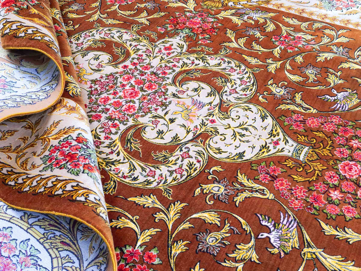Ghom Maschinenteppich "Rostam" 180 x 120 cm, mit Medaillon, aus pflanzlicher Seide (Viskose), Braun-Gold. Teppichnummer: V73BG216H. Persian Luxury Collection by Khademi. Made in Iran / Persia – Vertrieb durch JUPITER Intl.