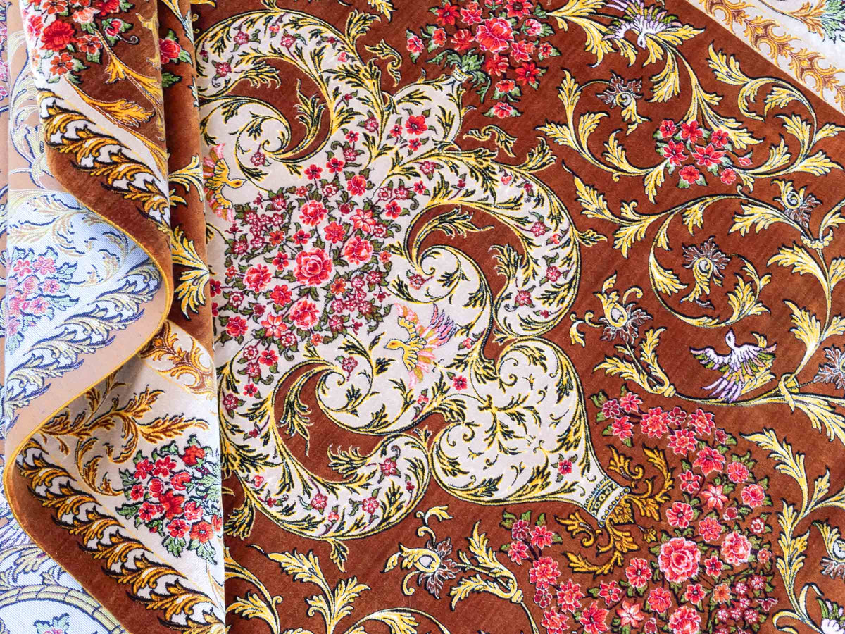 Ghom Maschinenteppich "Rostam" 180 x 120 cm, mit Medaillon, aus pflanzlicher Seide (Viskose), Braun-Gold. Teppichnummer: V73BG216H. Persian Luxury Collection by Khademi. Made in Iran / Persia – Vertrieb durch JUPITER Intl.