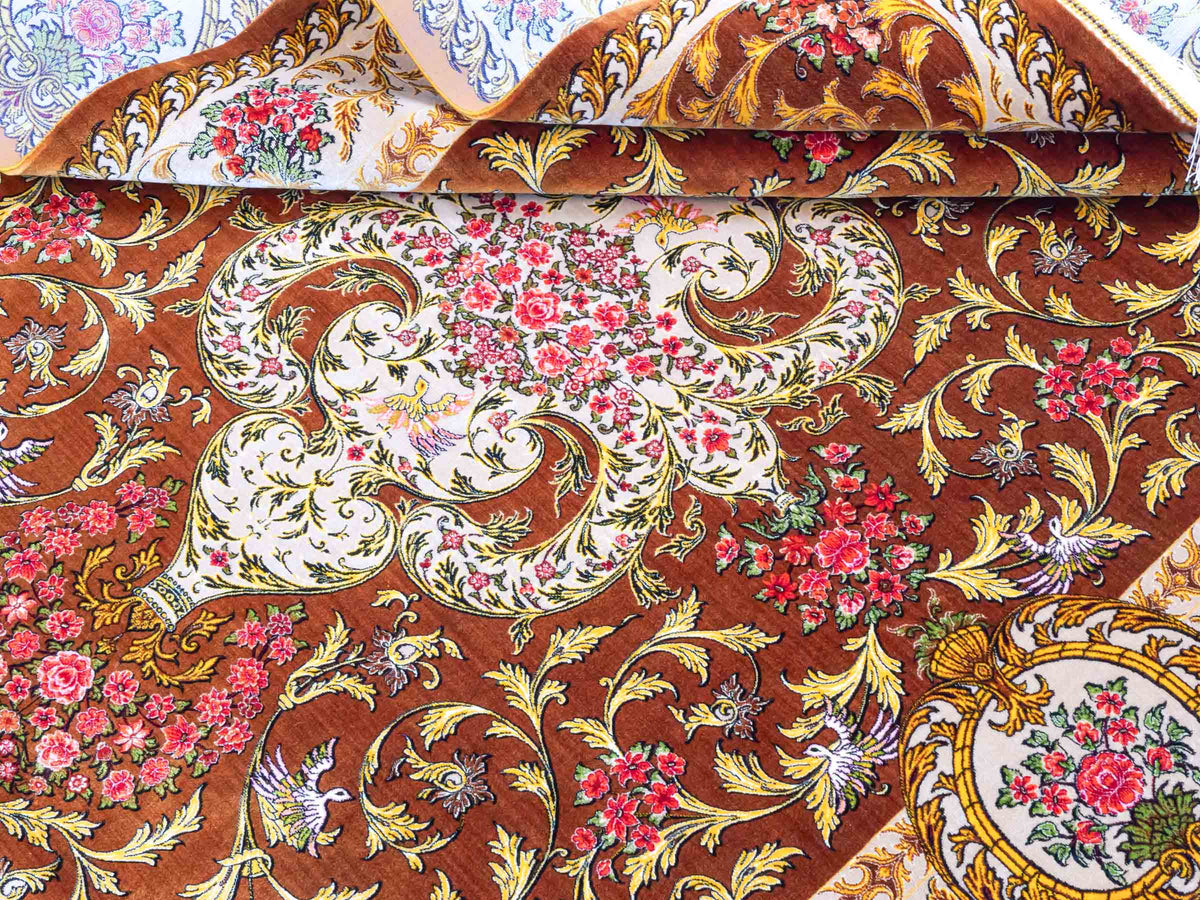 Ghom Maschinenteppich "Rostam" 180 x 120 cm, mit Medaillon, aus pflanzlicher Seide (Viskose), Braun-Gold. Teppichnummer: V73BG216H. Persian Luxury Collection by Khademi. Made in Iran / Persia – Vertrieb durch JUPITER Intl.