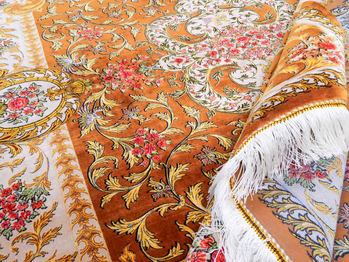 Ghom Maschinenteppich "Rostam" 180 x 120 cm, mit Medaillon, aus pflanzlicher Seide (Viskose), Braun-Gold. Teppichnummer: V73BG216H. Persian Luxury Collection by Khademi. Made in Iran / Persia – Vertrieb durch JUPITER Intl.