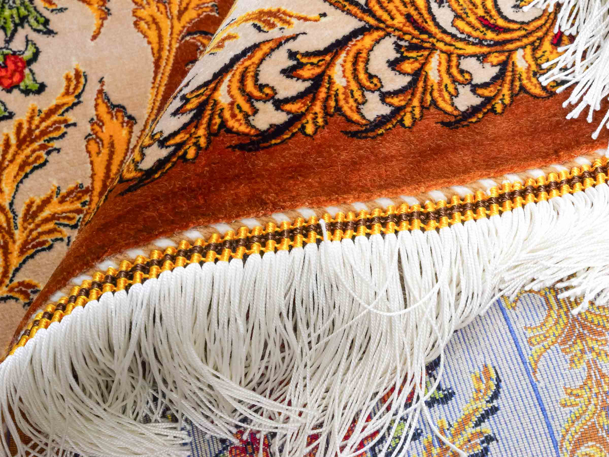 Ghom Maschinenteppich "Rostam" 180 x 120 cm, mit Medaillon, aus pflanzlicher Seide (Viskose), Braun-Gold. Teppichnummer: V73BG216H. Persian Luxury Collection by Khademi. Made in Iran / Persia – Vertrieb durch JUPITER Intl.