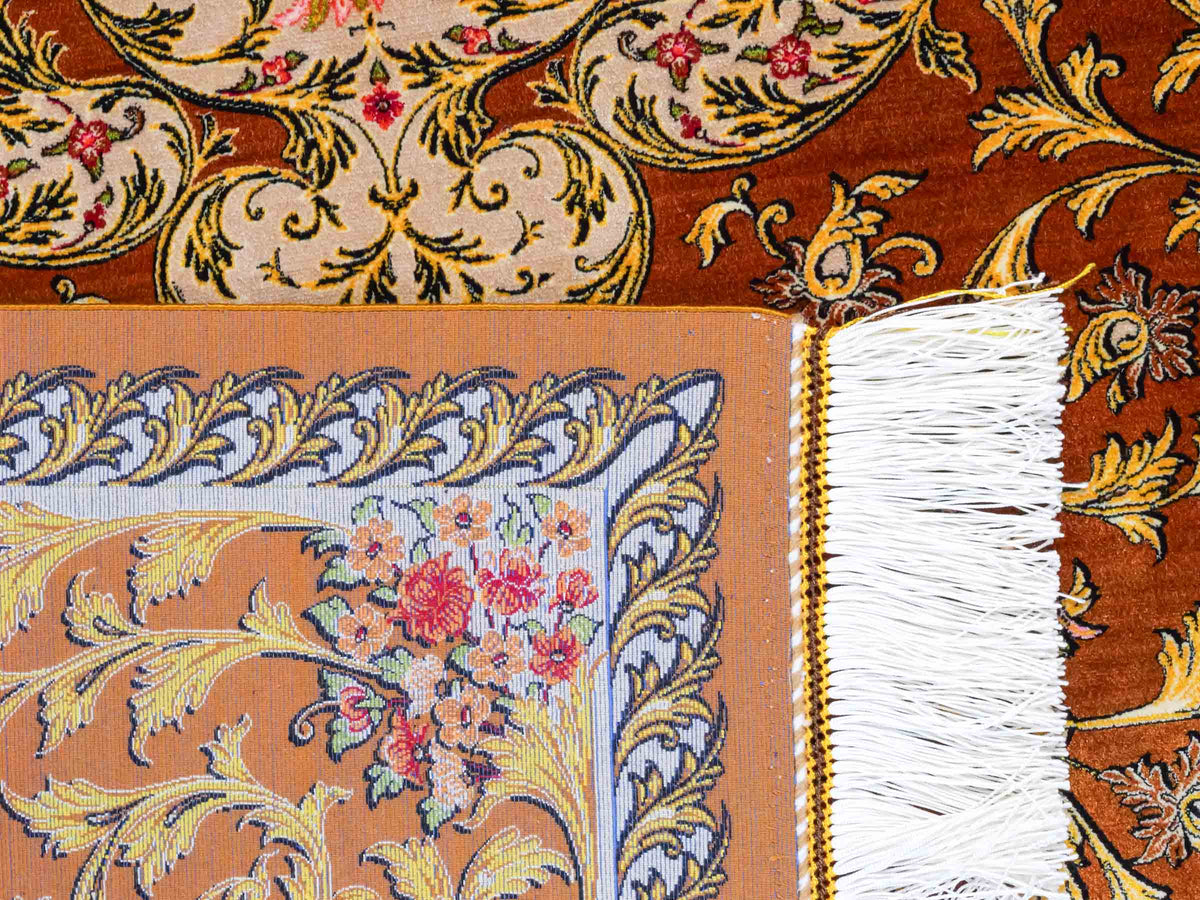Ghom Maschinenteppich "Rostam" 180 x 120 cm, mit Medaillon, aus pflanzlicher Seide (Viskose), Braun-Gold. Teppichnummer: V73BG216H. Persian Luxury Collection by Khademi. Made in Iran / Persia – Vertrieb durch JUPITER Intl.