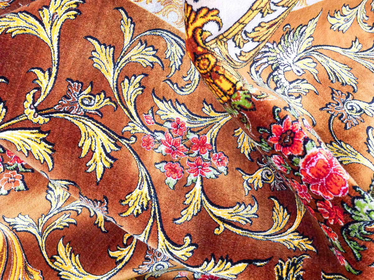 Ghom Maschinenteppich "Rostam" 180 x 120 cm, mit Medaillon, aus pflanzlicher Seide (Viskose), Braun-Gold. Teppichnummer: V73BG216H. Persian Luxury Collection by Khademi. Made in Iran / Persia – Vertrieb durch JUPITER Intl.