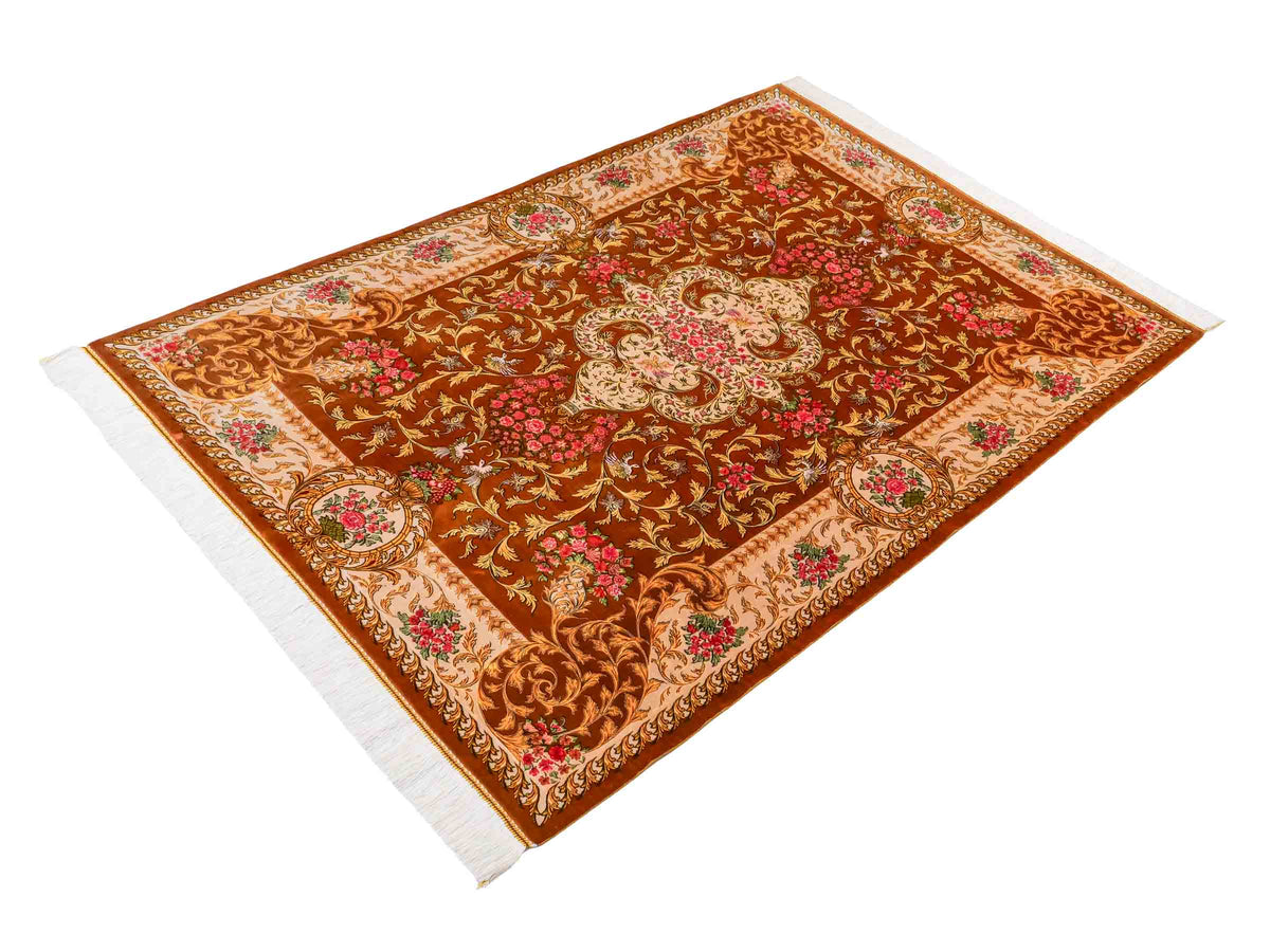 Ghom Maschinenteppich "Rostam" 180 x 120 cm, mit Medaillon, aus pflanzlicher Seide (Viskose), Braun-Gold. Teppichnummer: V73BG216H. Persian Luxury Collection by Khademi. Made in Iran / Persia – Vertrieb durch JUPITER Intl.
