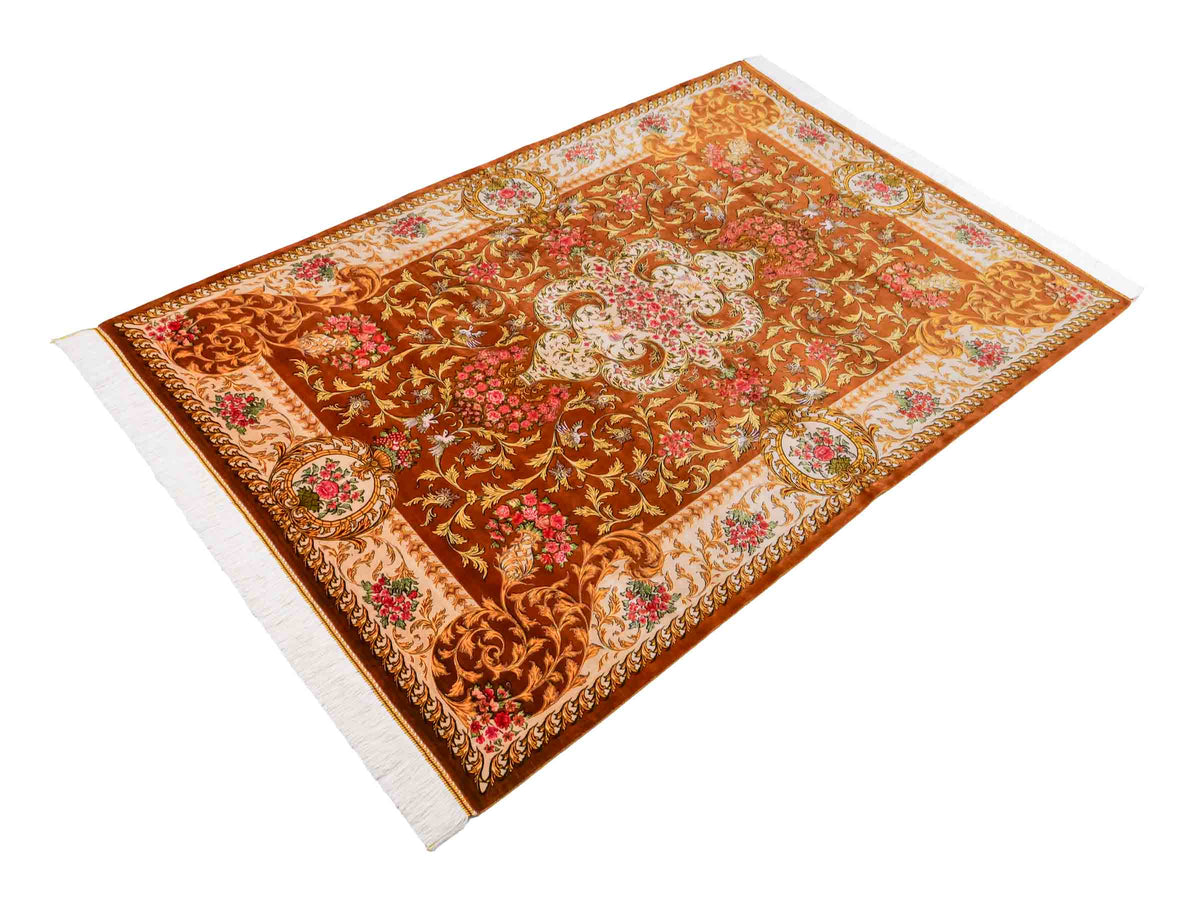 Ghom Maschinenteppich "Rostam" 180 x 120 cm, mit Medaillon, aus pflanzlicher Seide (Viskose), Braun-Gold. Teppichnummer: V73BG216H. Persian Luxury Collection by Khademi. Made in Iran / Persia – Vertrieb durch JUPITER Intl.