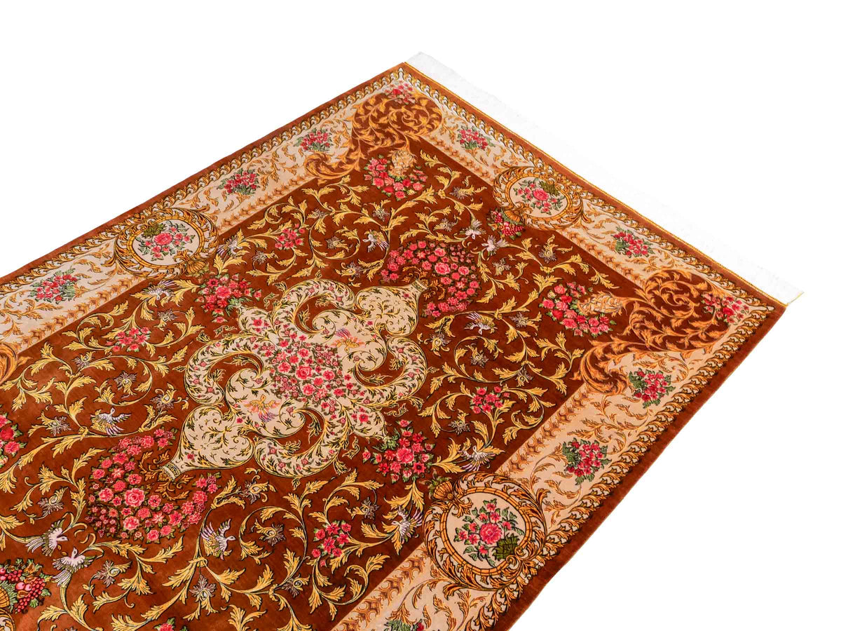 Ghom Maschinenteppich "Rostam" 180 x 120 cm, mit Medaillon, aus pflanzlicher Seide (Viskose), Braun-Gold. Teppichnummer: V73BG216H. Persian Luxury Collection by Khademi. Made in Iran / Persia – Vertrieb durch JUPITER Intl.