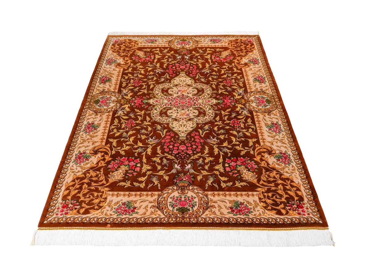 Ghom Maschinenteppich "Rostam" 180 x 120 cm, mit Medaillon, aus pflanzlicher Seide (Viskose), Braun-Gold. Teppichnummer: V73BG216H. Persian Luxury Collection by Khademi. Made in Iran / Persia – Vertrieb durch JUPITER Intl.