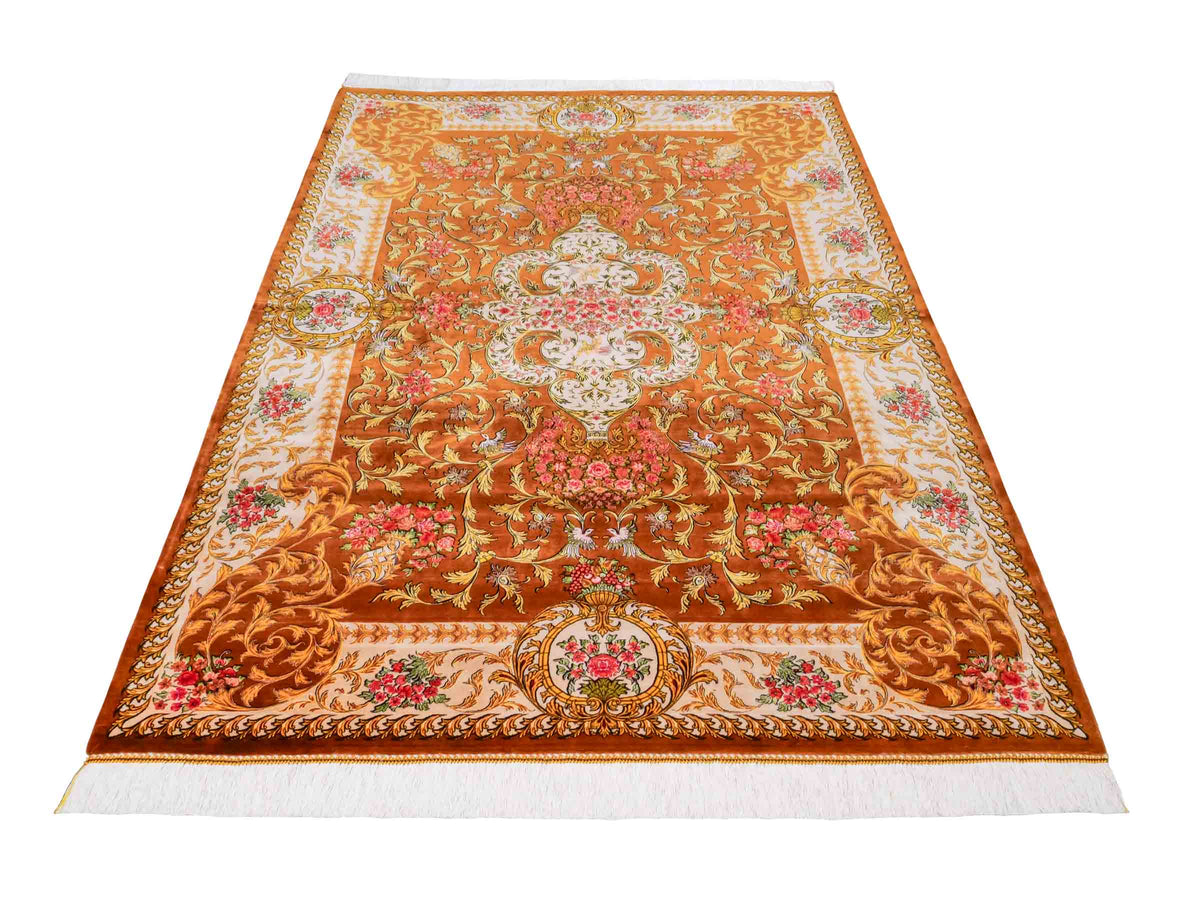 Ghom Maschinenteppich "Rostam" 180 x 120 cm, mit Medaillon, aus pflanzlicher Seide (Viskose), Braun-Gold. Teppichnummer: V73BG216H. Persian Luxury Collection by Khademi. Made in Iran / Persia – Vertrieb durch JUPITER Intl.